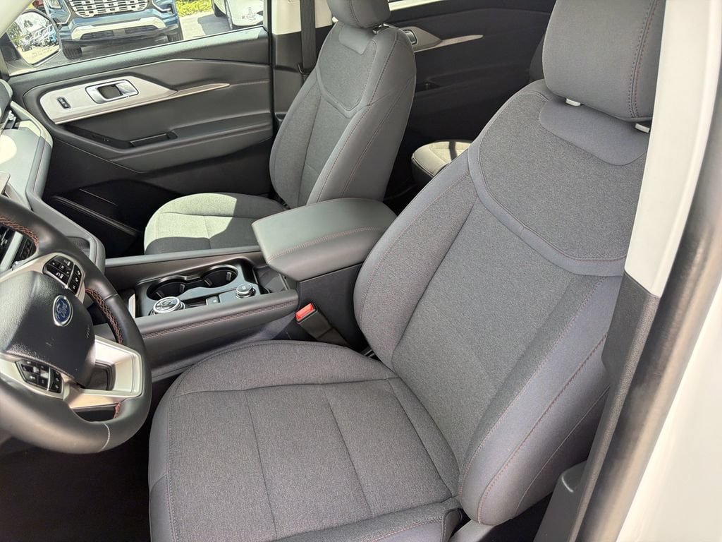 Used 2025 Ford Explorer Active RWD image 21