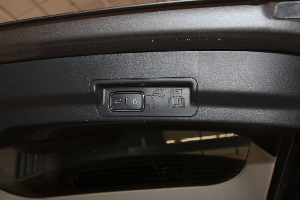 Used 2025 Ford Explorer Active AWD/4WD image 35