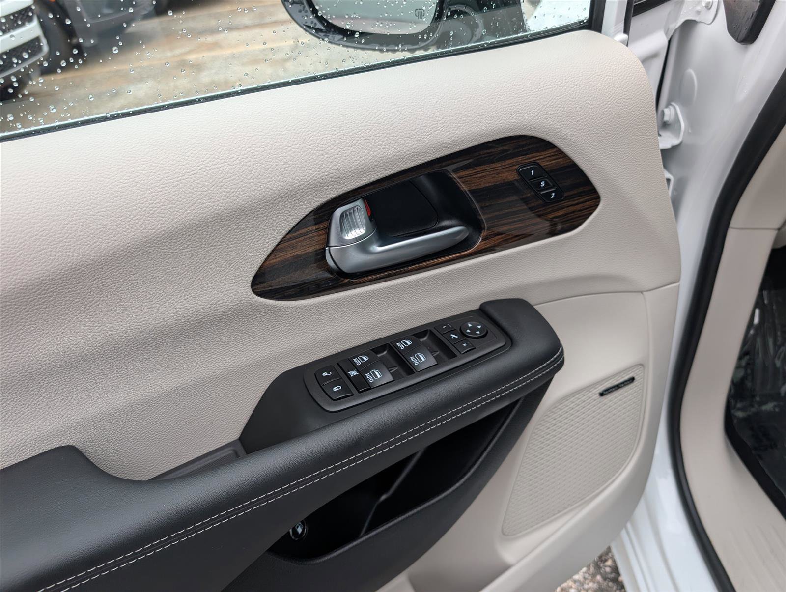 Used 2023 Chrysler Pacifica Limited w/ Uconnect Theater Family Group FWD image 23