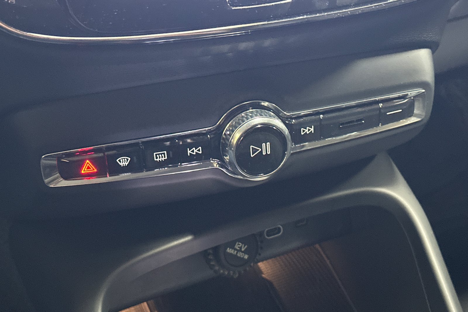 Certified 2025 Volvo XC40 B5 Ultra AWD/4WD image 24