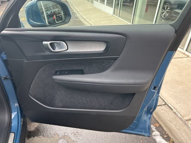 Certified 2025 Volvo XC40 B5 Plus AWD/4WD image 14