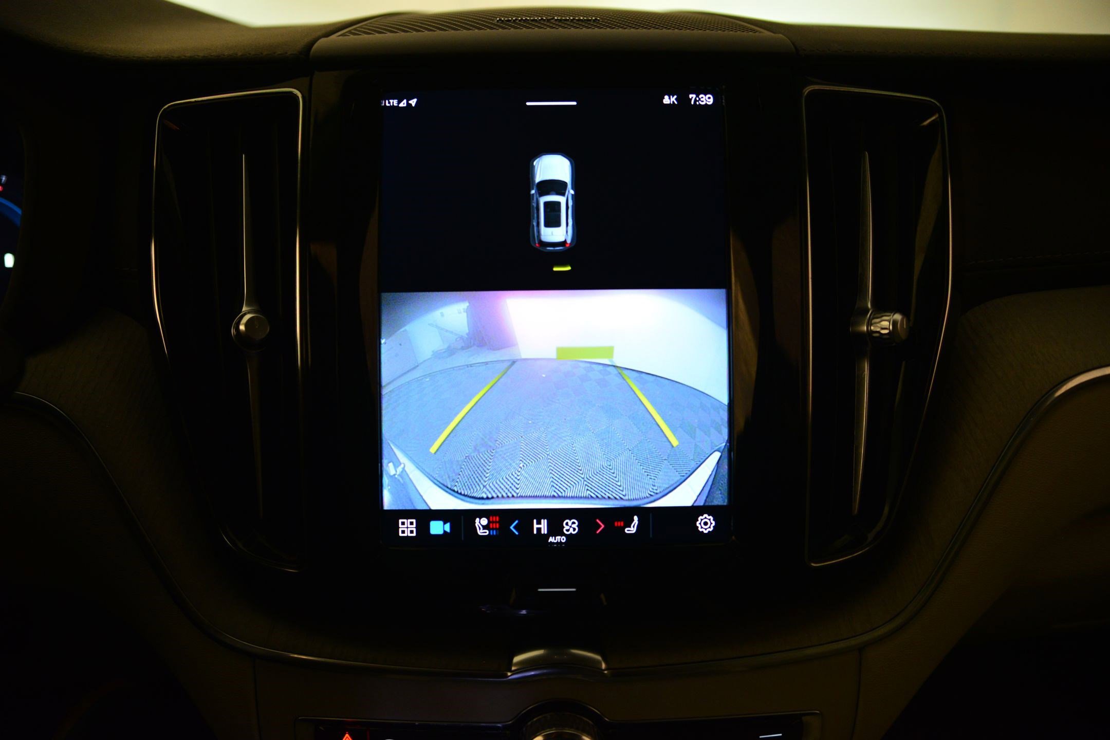 Used 2023 Volvo XC60 B5 Ultimate w/ Climate Package image 31