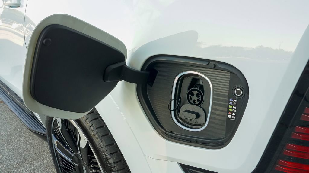 New 2025 Cadillac Escalade IQ Sport 2 w/ LPO, ONYX Package image 10