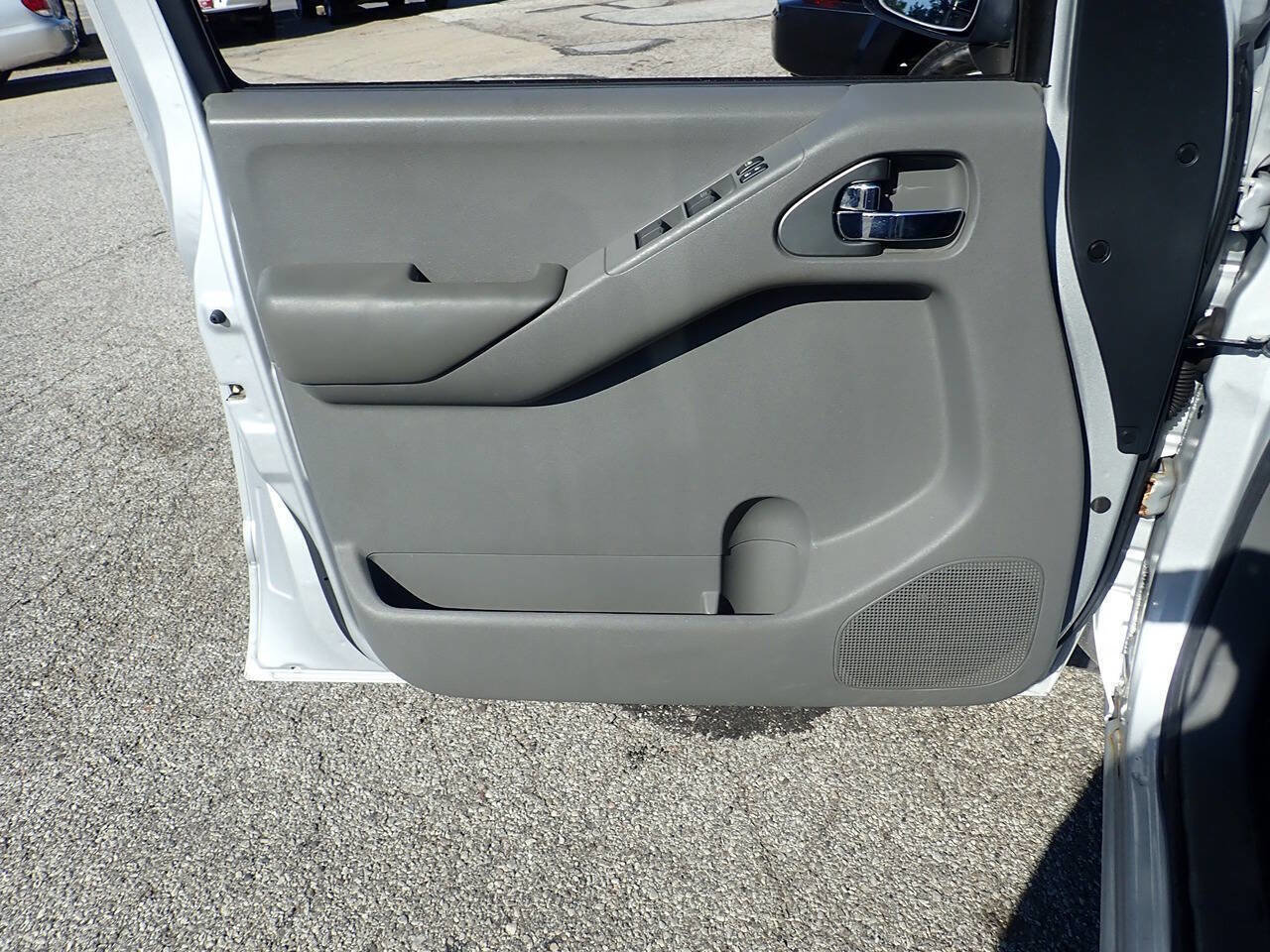 Used 2012 Nissan Frontier SV w/ SV Premium Utility Pkg image 9