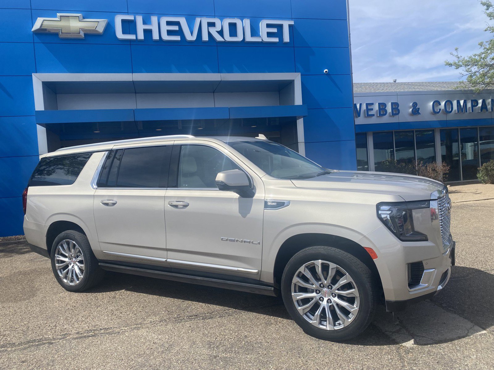 Used 2022 GMC Yukon XL Denali RWD image 1