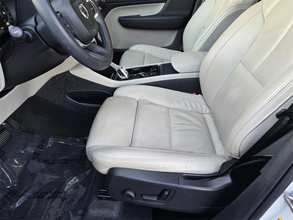 Used 2023 Volvo XC40 B5 Plus image 25
