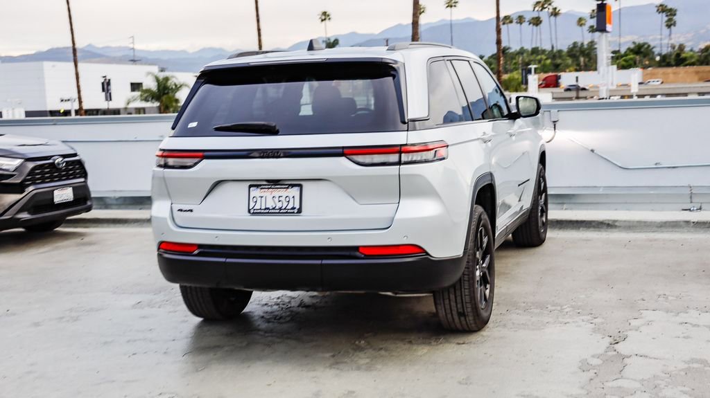 Used 2025 Jeep Grand Cherokee Altitude image 9