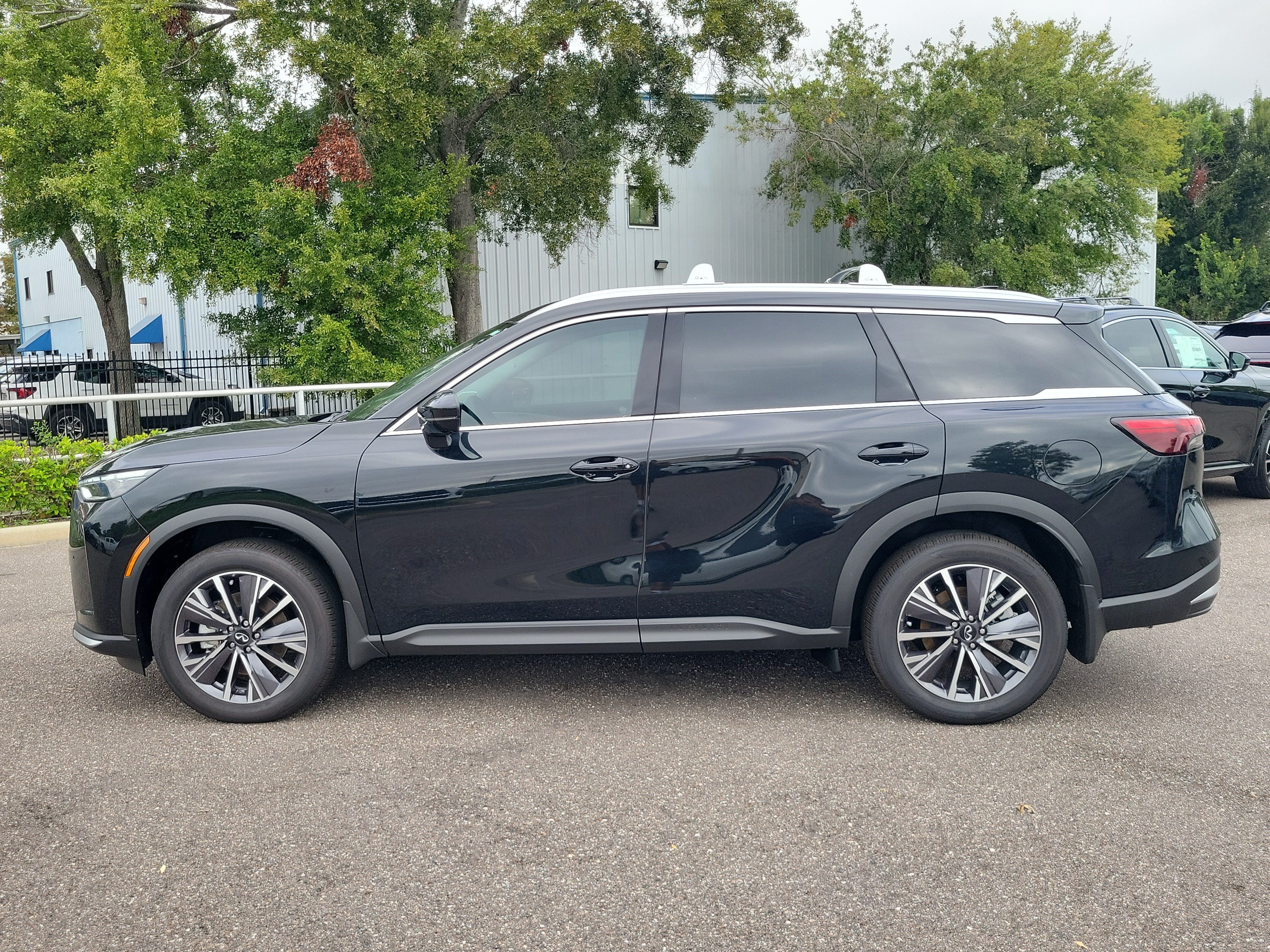 New 2027 INFINITI QX60 Luxe w/ Family Package FWD image 7