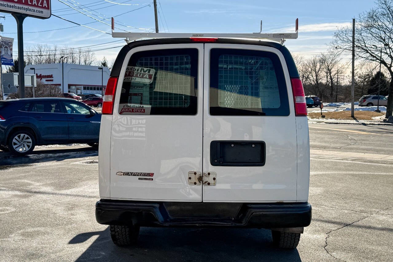 Used 2017 Chevrolet Express 2500 image 5