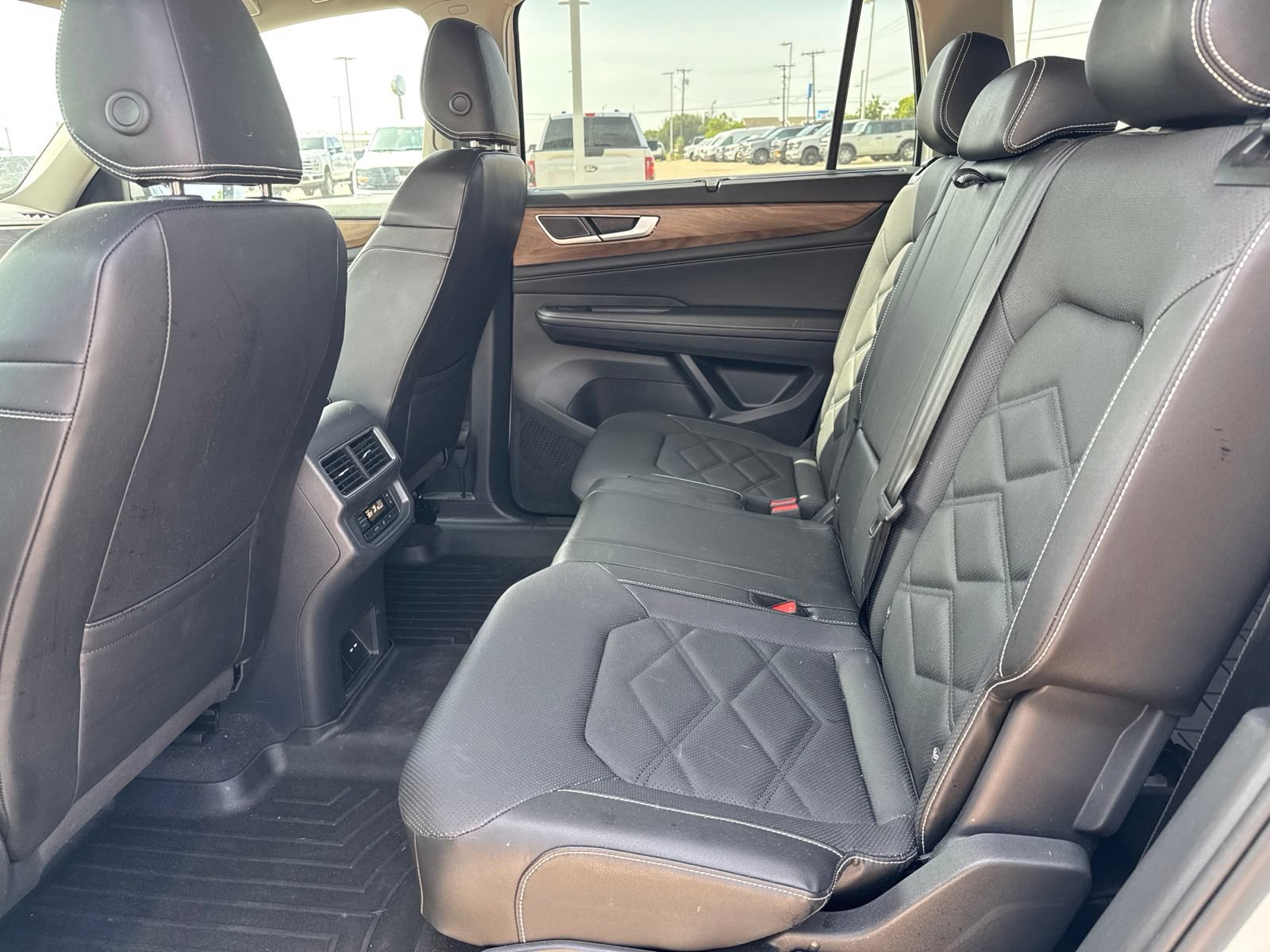 Used 2024 Volkswagen Atlas SE FWD image 9
