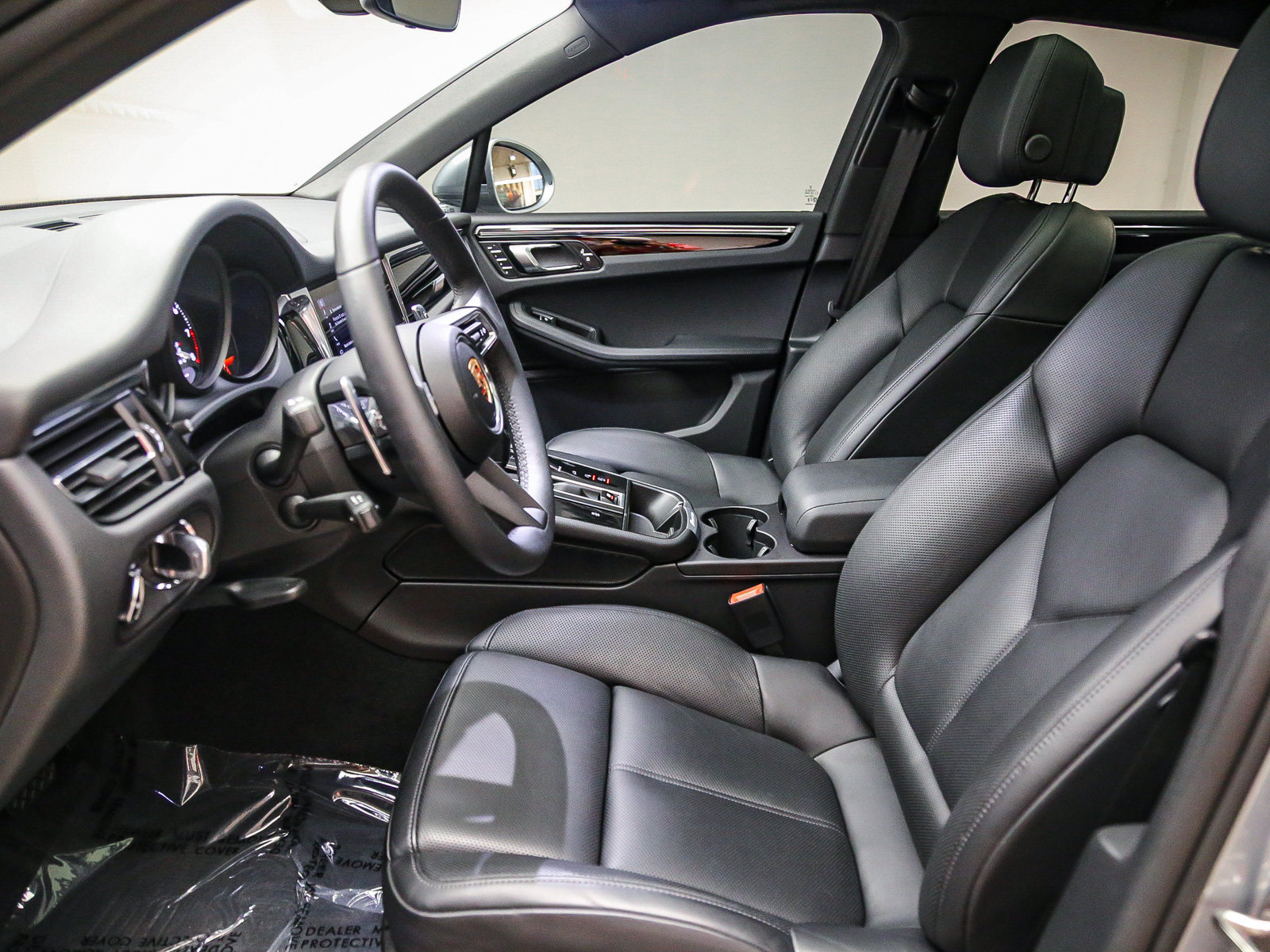 Certified 2025 Porsche Macan AWD/4WD image 23