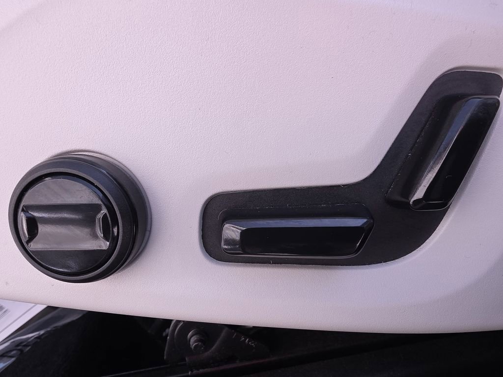 Used 2023 Volvo XC60 B5 Plus w/ Climate Package image 33