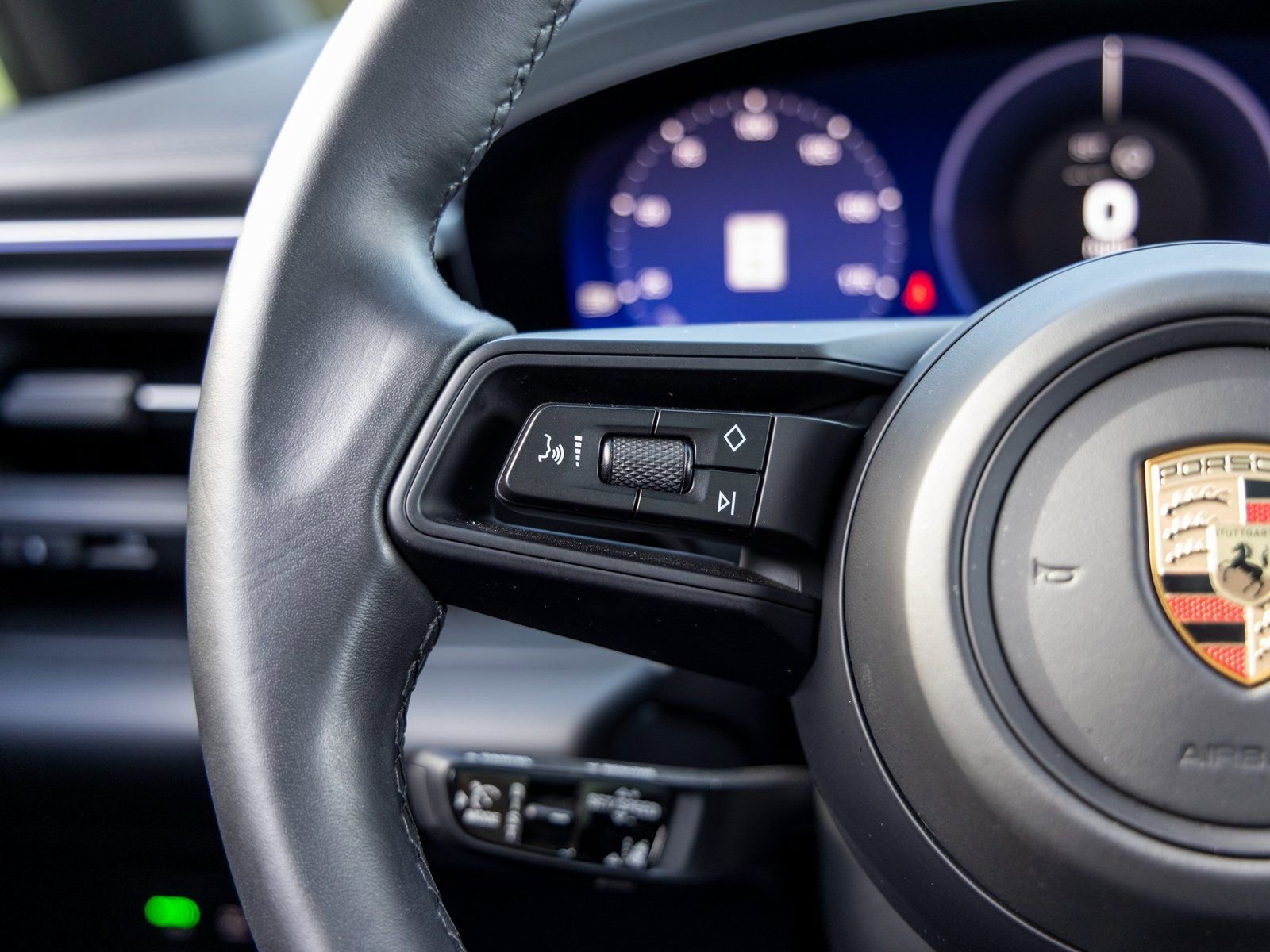 Certified 2025 Porsche Macan Electric image 29