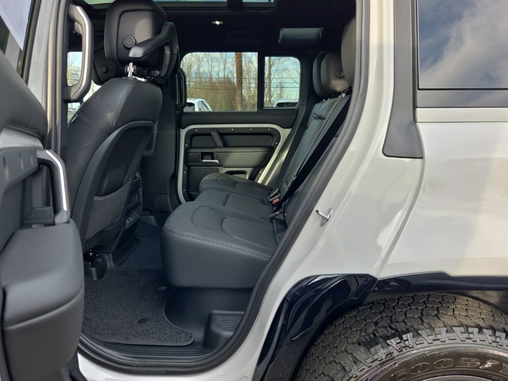 New 2026 Land Rover Defender 110 X-Dynamic SE image 5