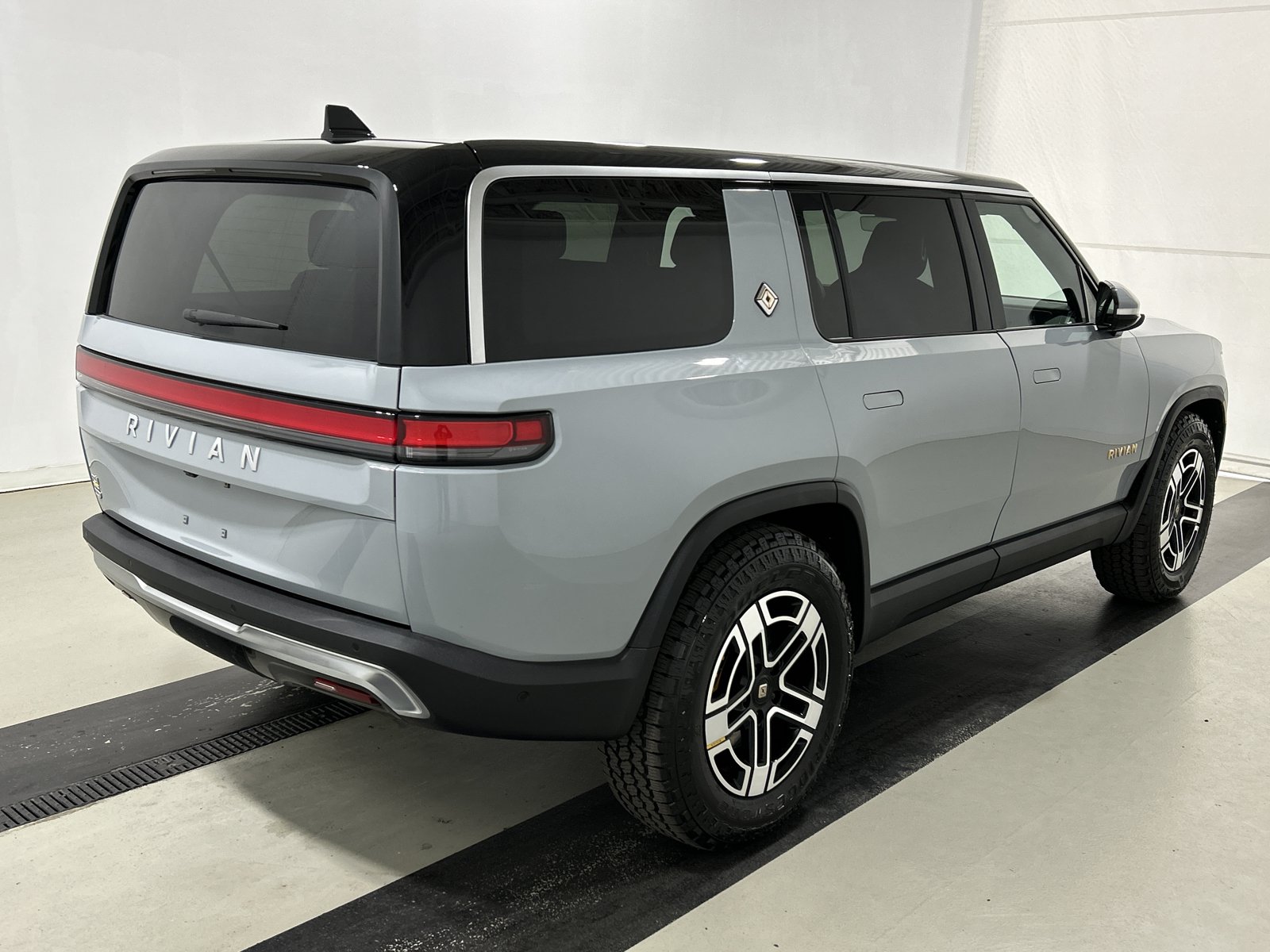 Used 2023 Rivian R1S Adventure AWD/4WD image 5