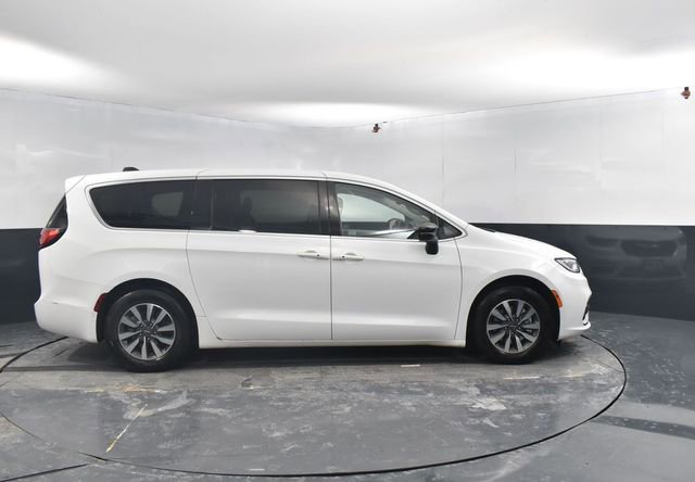 Used 2024 Chrysler Pacifica Select image 11