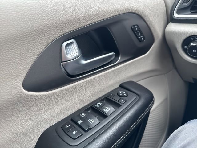 Used 2022 Chrysler Pacifica Touring-L FWD image 23