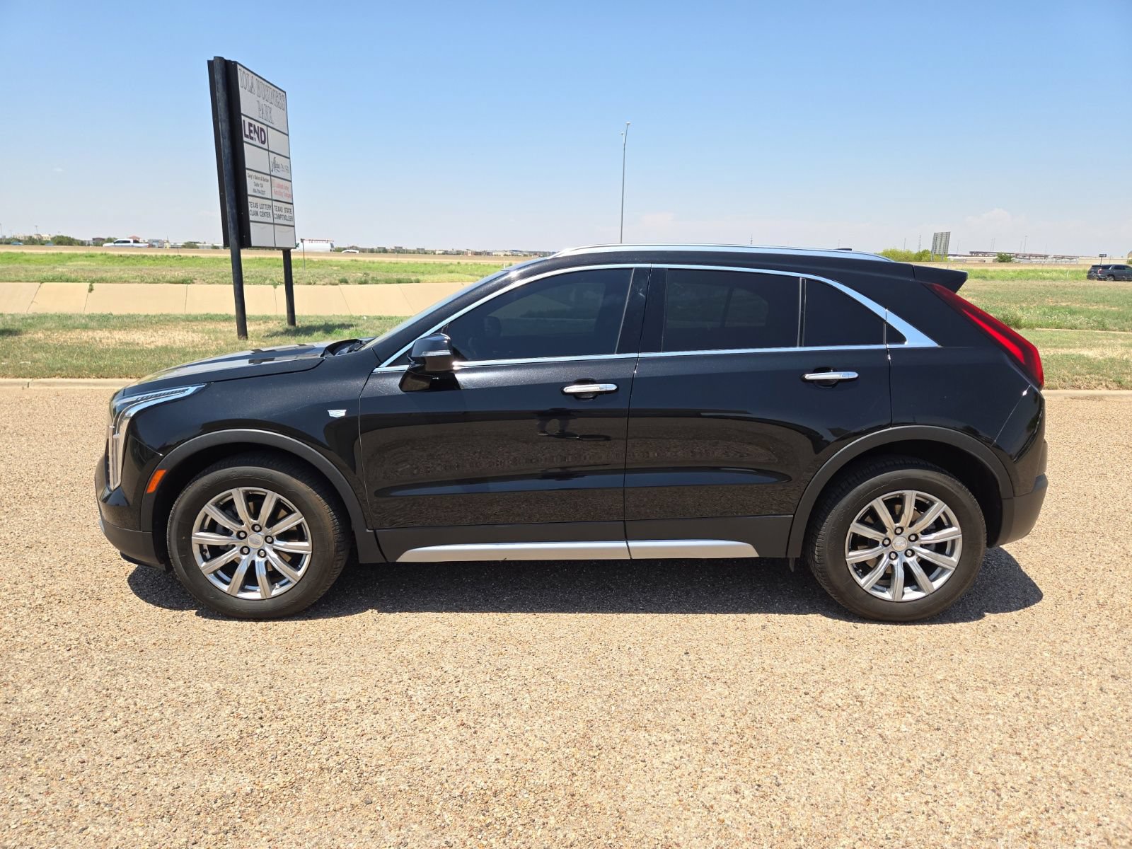 Used 2023 Cadillac XT4 Premium Luxury FWD image 2