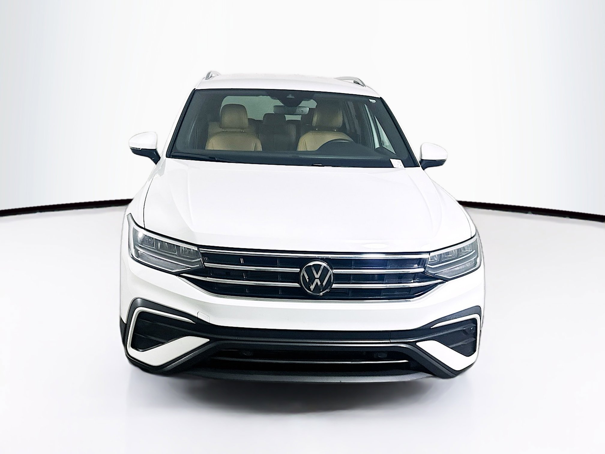 Used 2024 Volkswagen Tiguan SE image 2