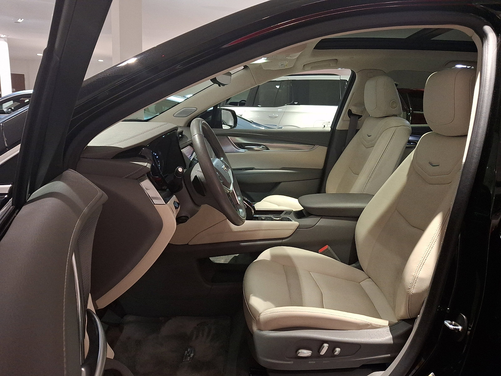Certified 2023 Cadillac XT5 Premium Luxury w/ Technology Package AWD/4WD image 16