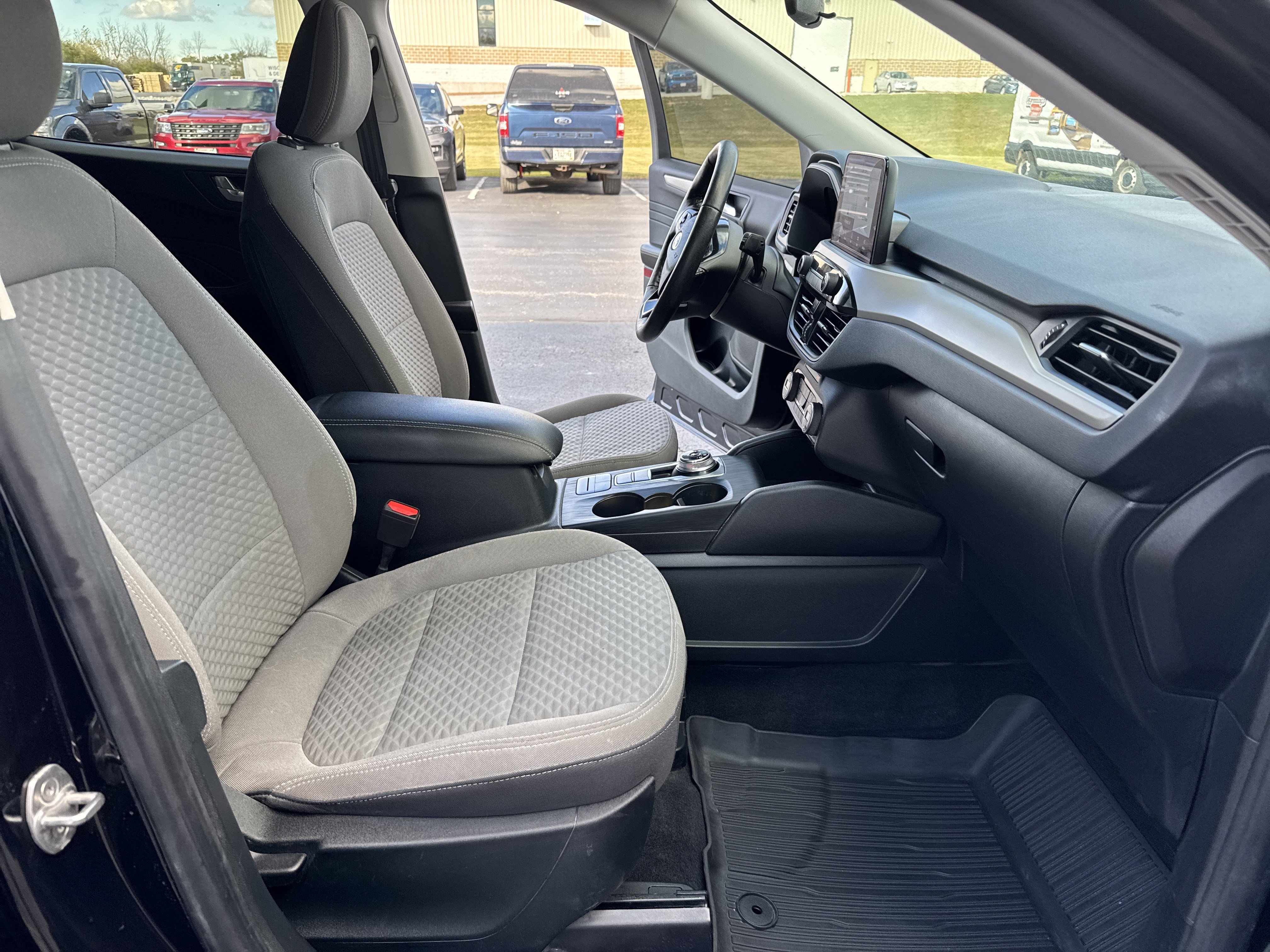 Used 2021 Ford Escape SE w/ SE Sport Appearance Package image 27