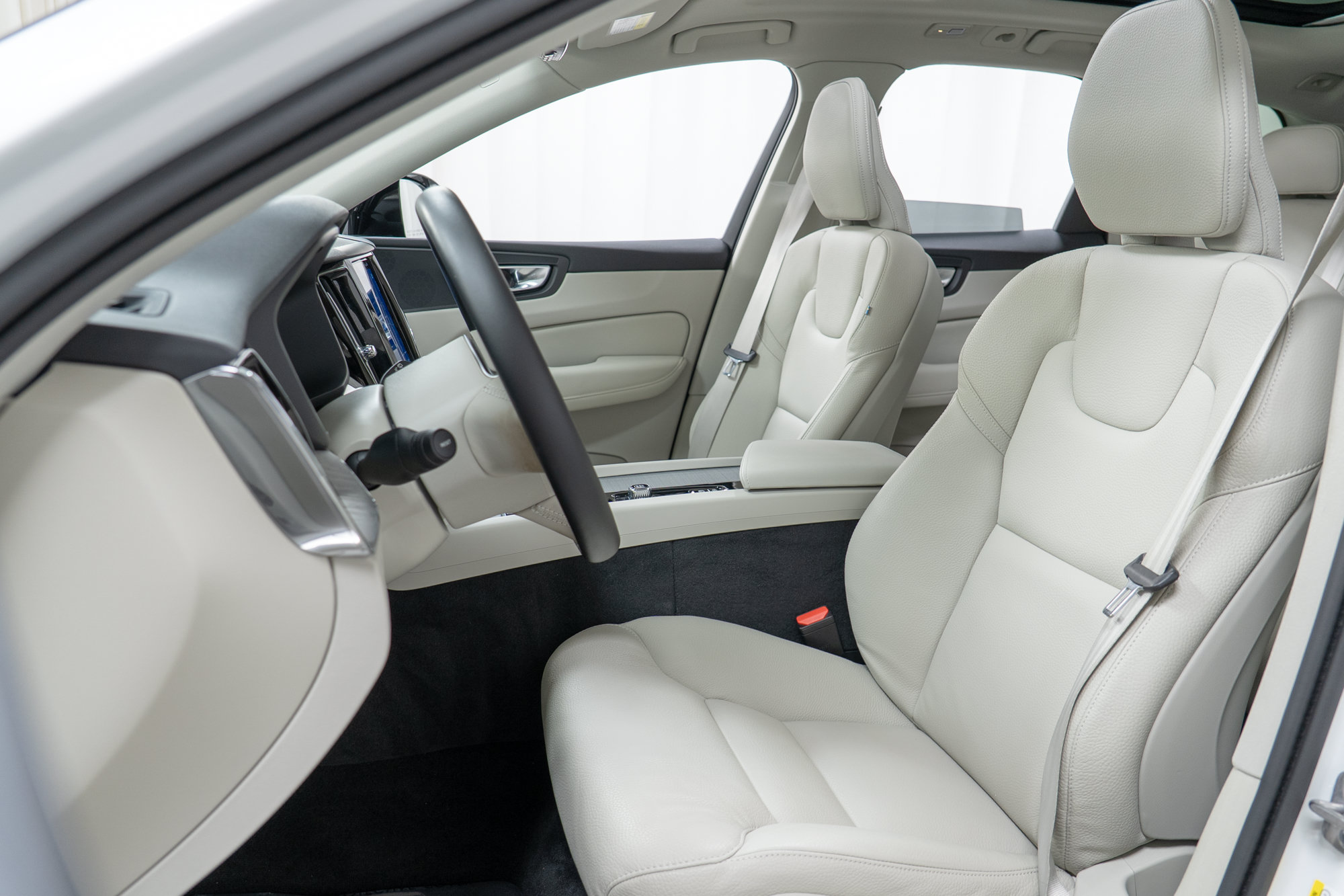 Certified 2025 Volvo XC60 B5 Plus AWD/4WD image 13