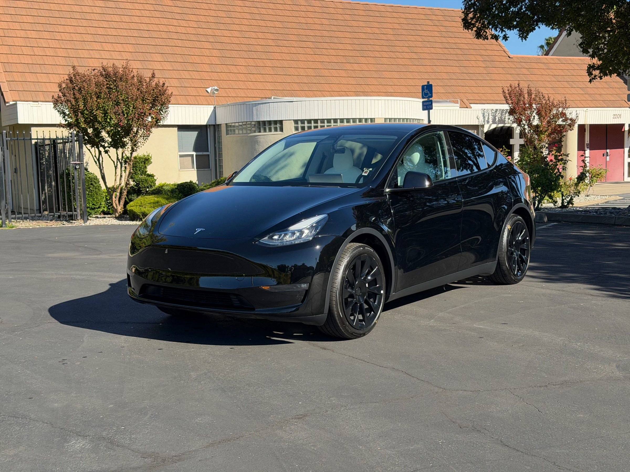 Used 2022 Tesla Model Y Long Range image 1