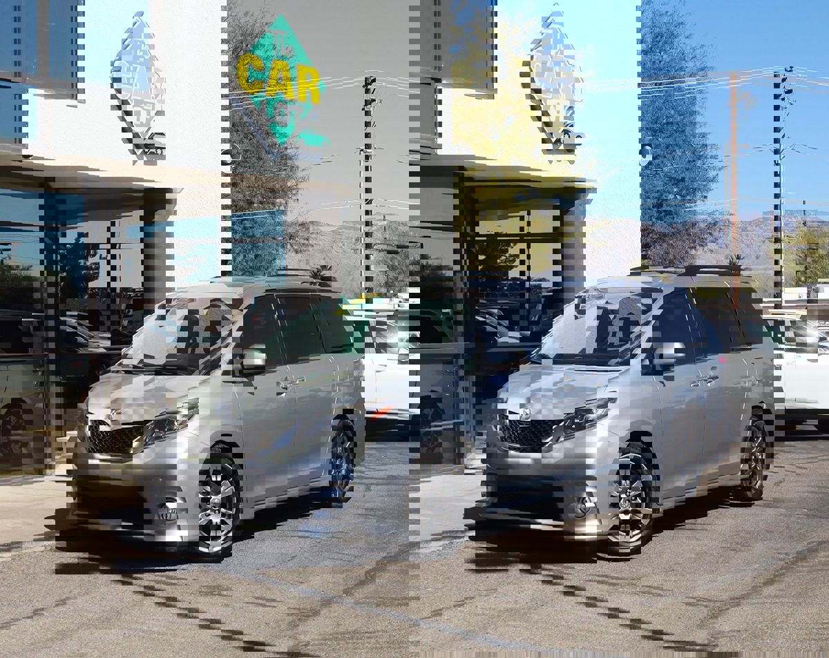 Used 2017 Toyota Sienna SE Premium image 2