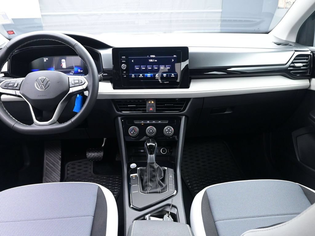 Used 2025 Volkswagen Taos SE FWD image 9