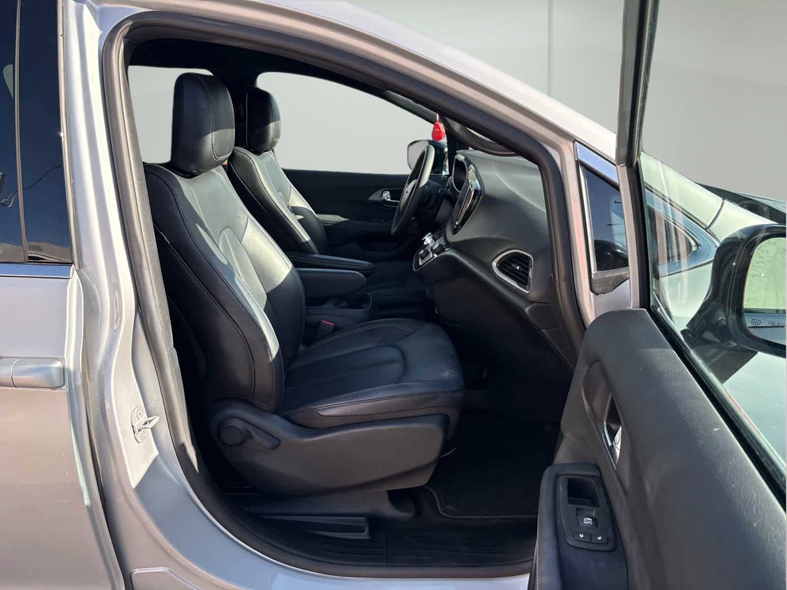 Used 2026 Chrysler Pacifica Select FWD image 17