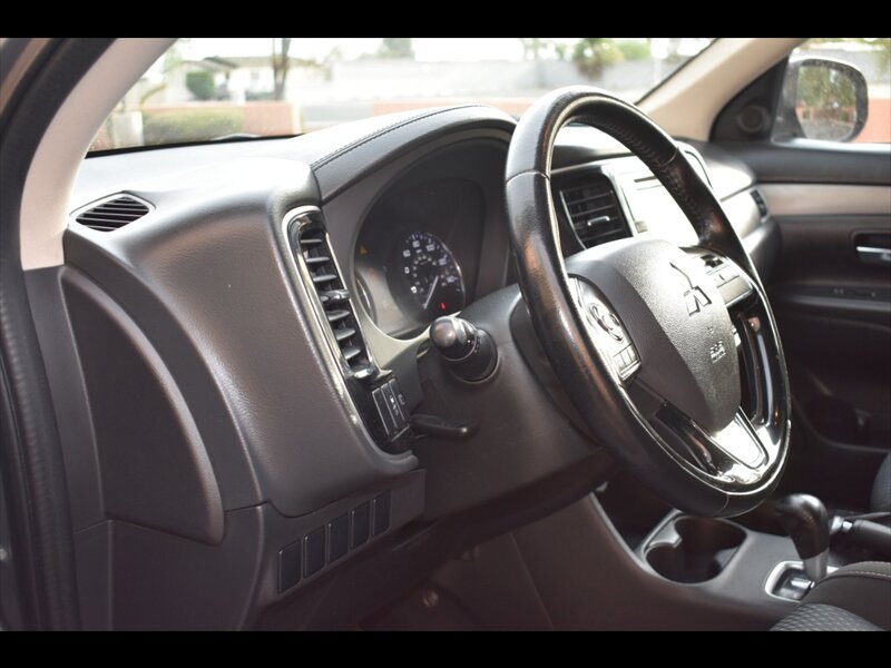 Used 2016 Mitsubishi Outlander SE FWD image 13