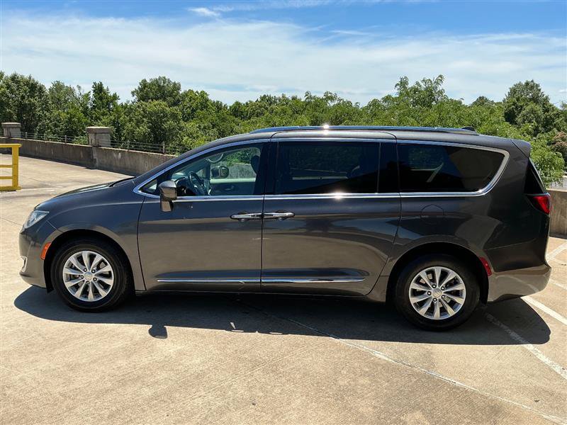 Used 2018 Chrysler Pacifica Touring-L FWD image 3