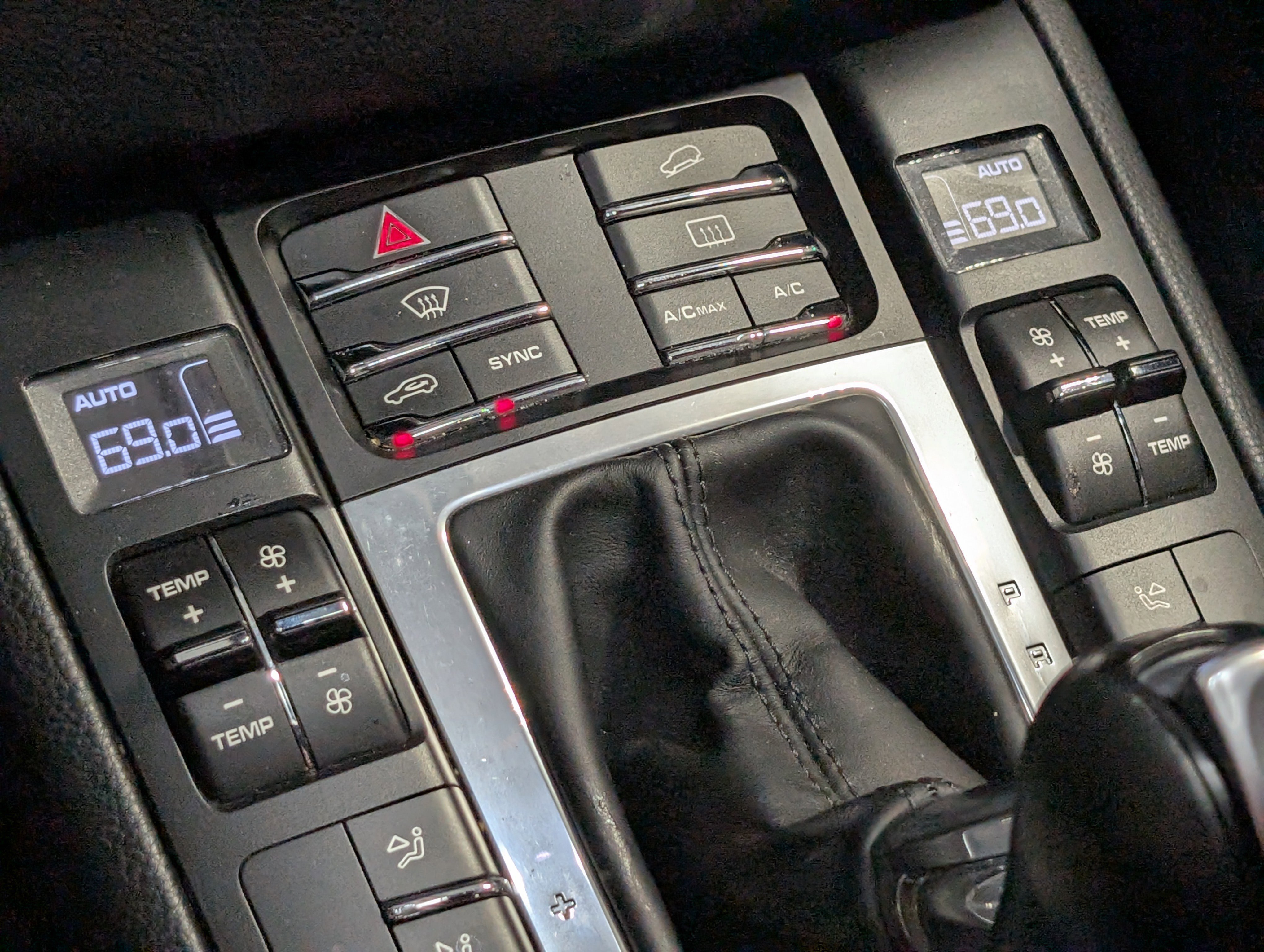 Certified 2018 Porsche Macan AWD/4WD image 40