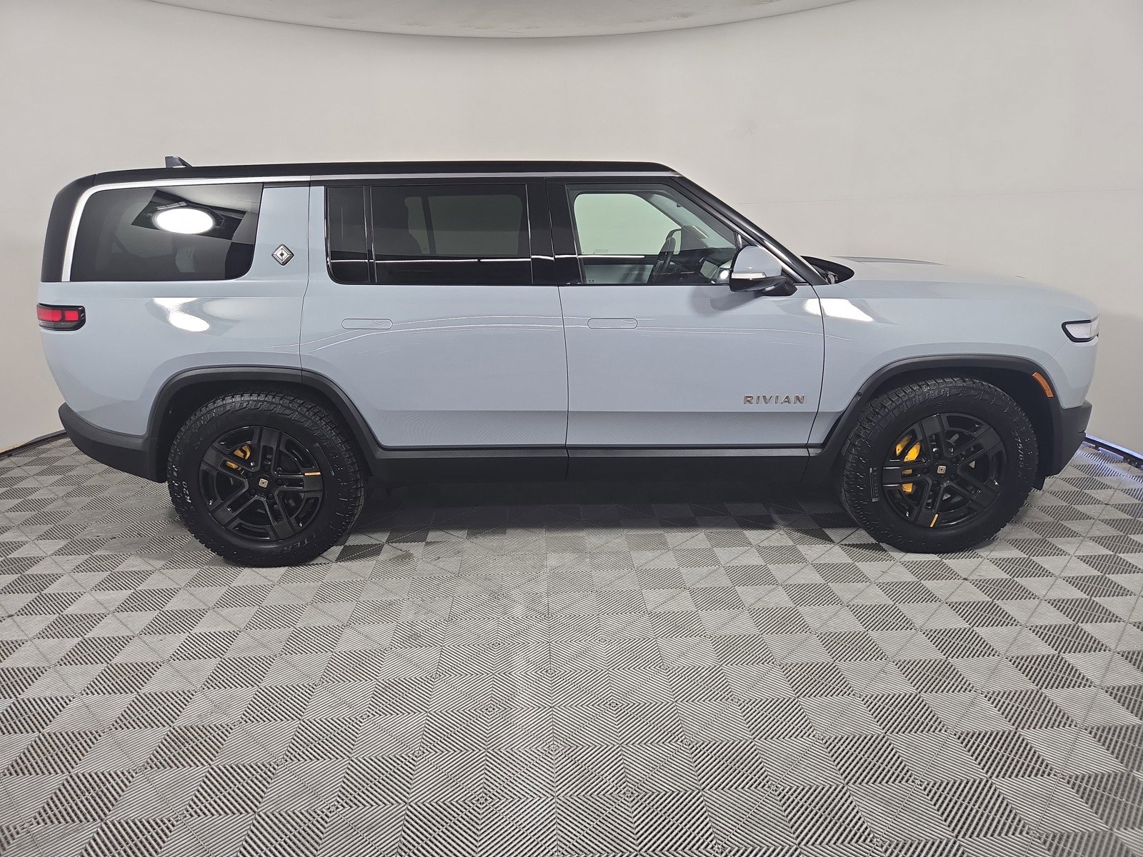 Used 2024 Rivian R1S Adventure image 6