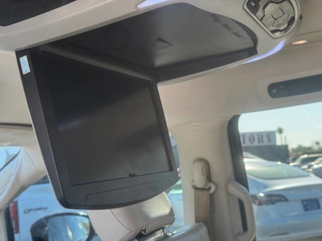 Used 2017 Chrysler Pacifica Touring-L w/ Tire & Wheel Group image 17