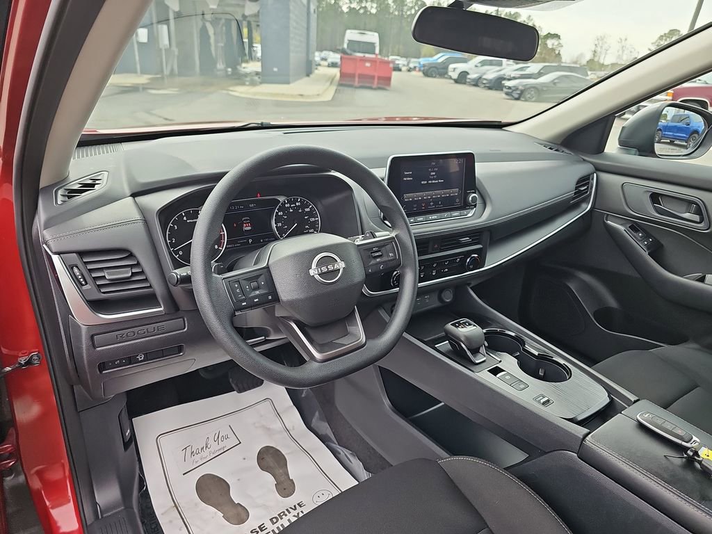 Used 2025 Nissan Rogue S image 19