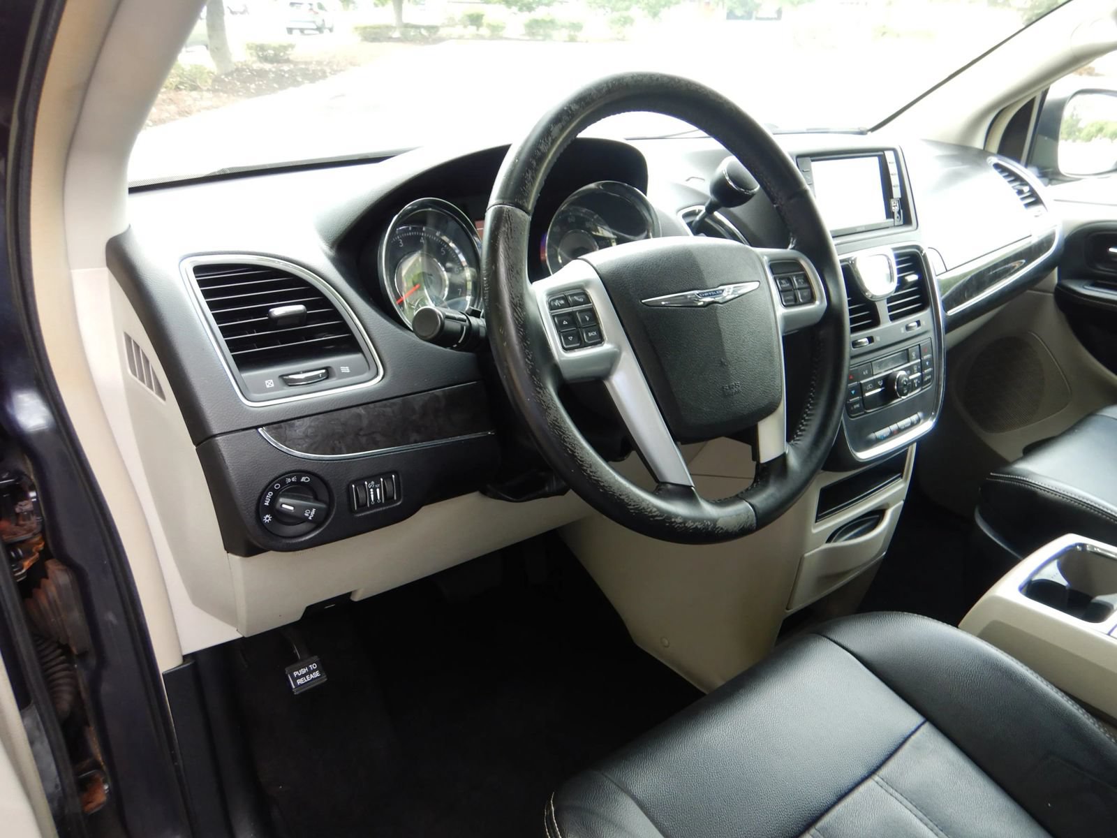 Used 2014 Chrysler Town & Country Touring FWD image 11