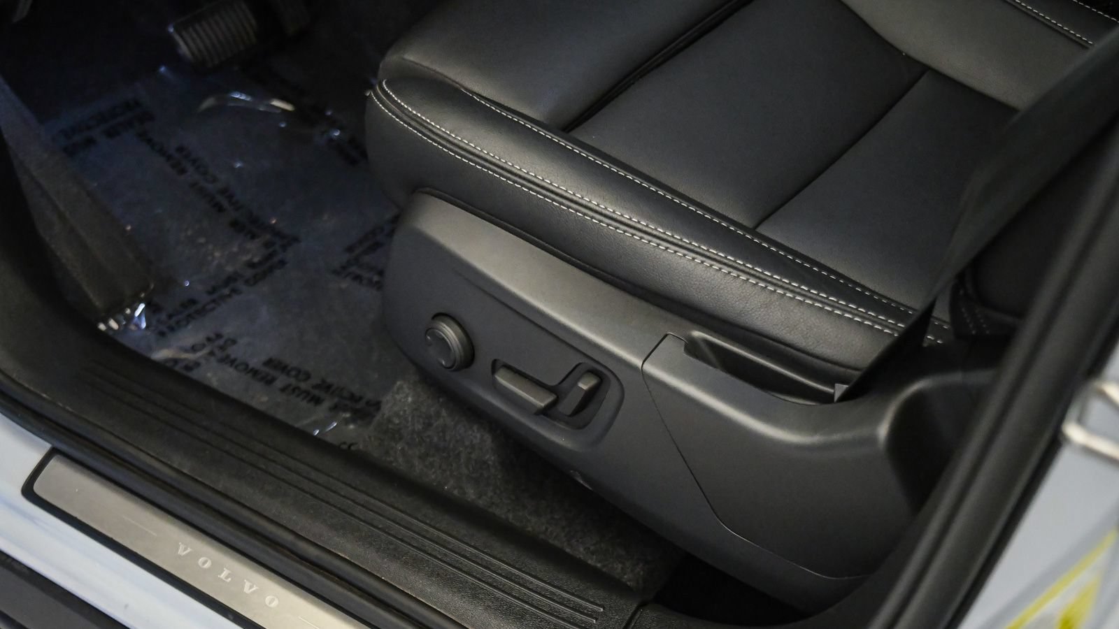 Certified 2026 Volvo XC40 B5 Plus AWD/4WD image 25