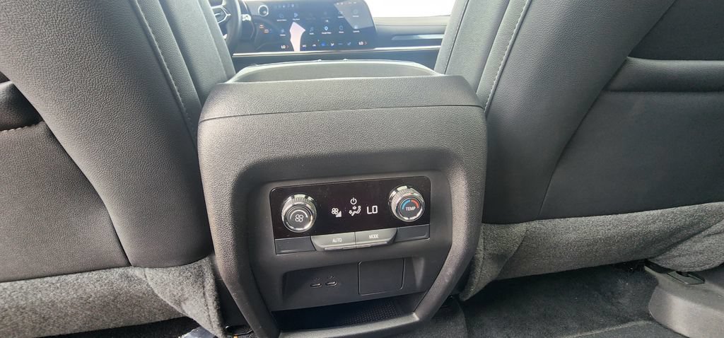 Used 2025 Chevrolet Traverse Z71 w/ LPO, Floor Liner Package AWD/4WD image 21