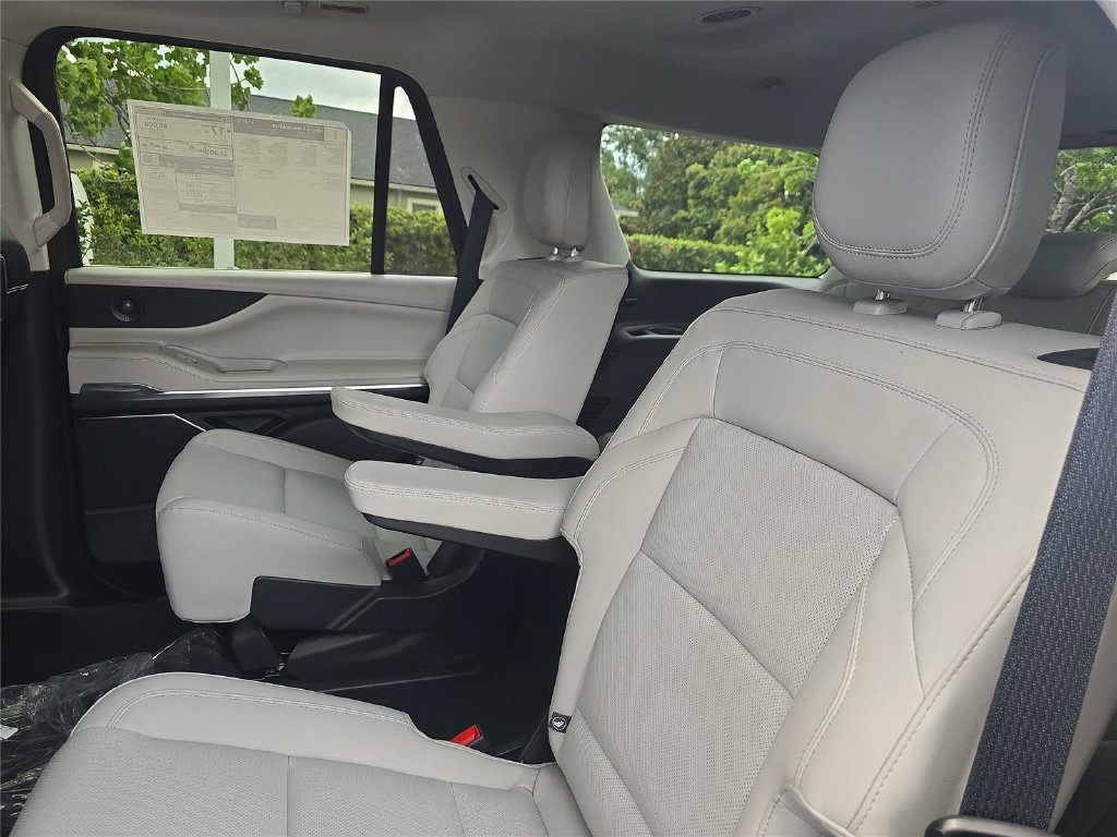 New 2026 Lincoln Navigator Premiere AWD/4WD image 15