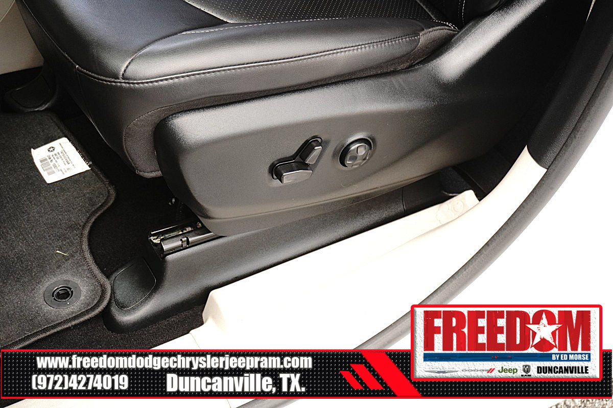 Used 2024 Chrysler Pacifica Touring-L FWD image 36