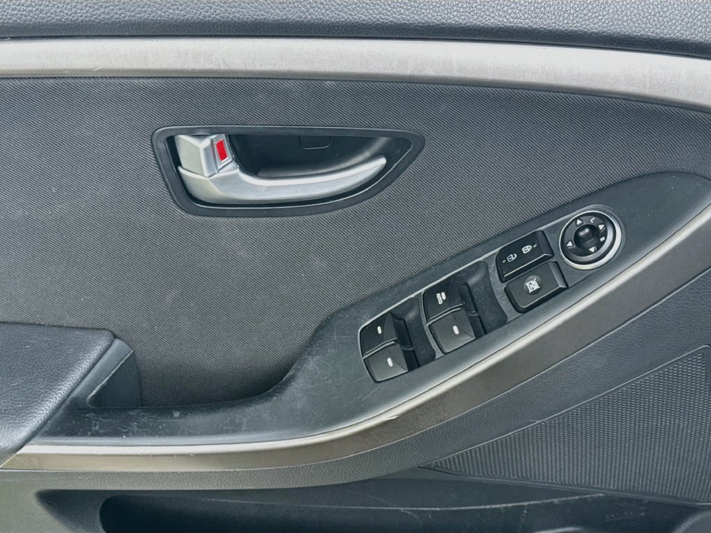 Used 2016 Hyundai Elantra GT FWD image 17