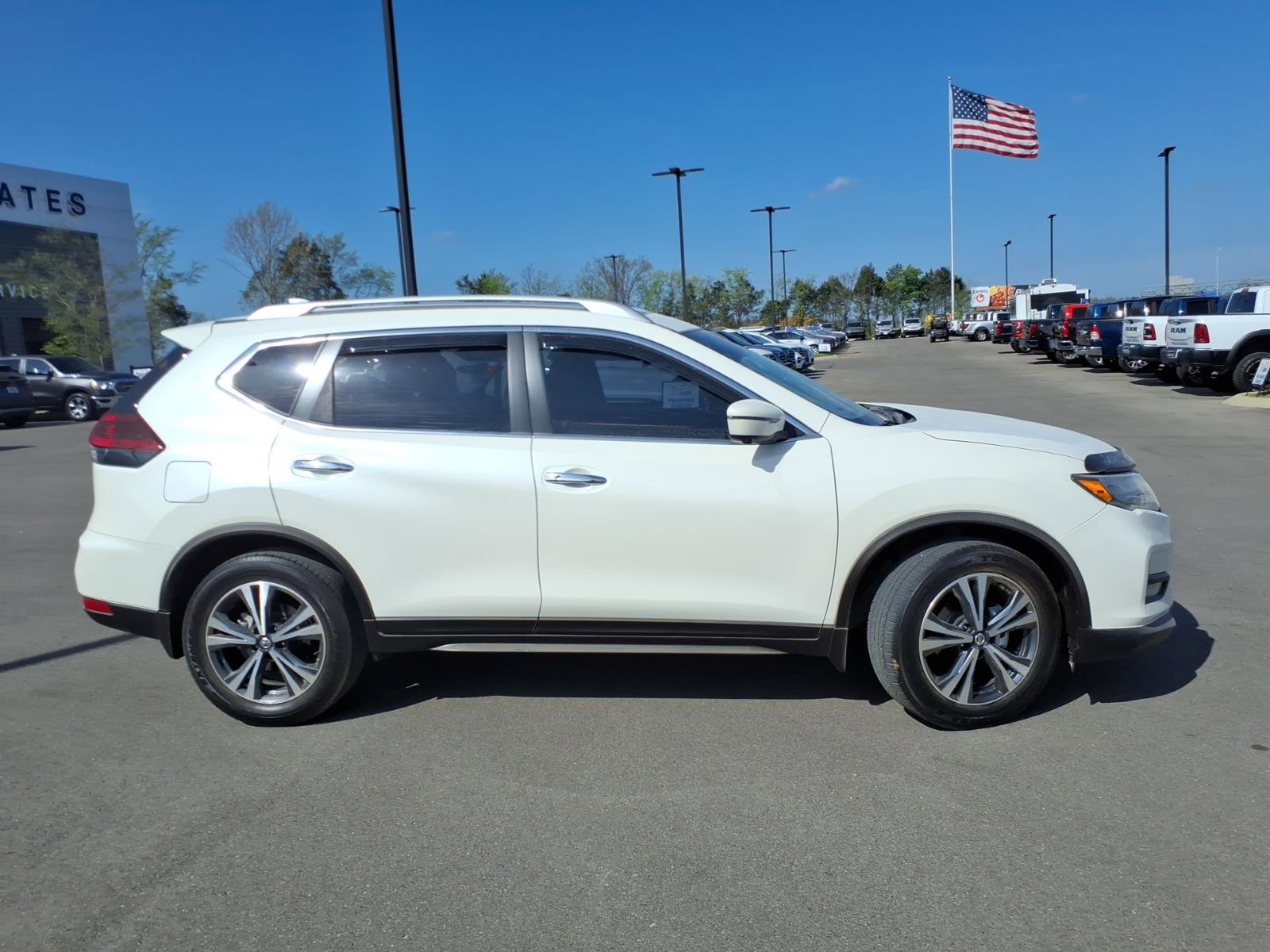 Used 2020 Nissan Rogue SV w/ Sun & Sound Touring Package image 2