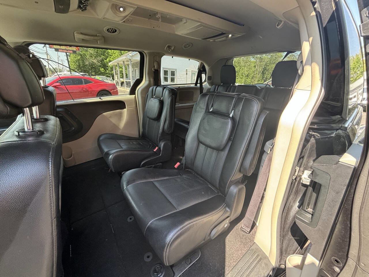 Used 2015 Chrysler Town & Country Touring-L w/ Driver Convenience Group FWD image 11