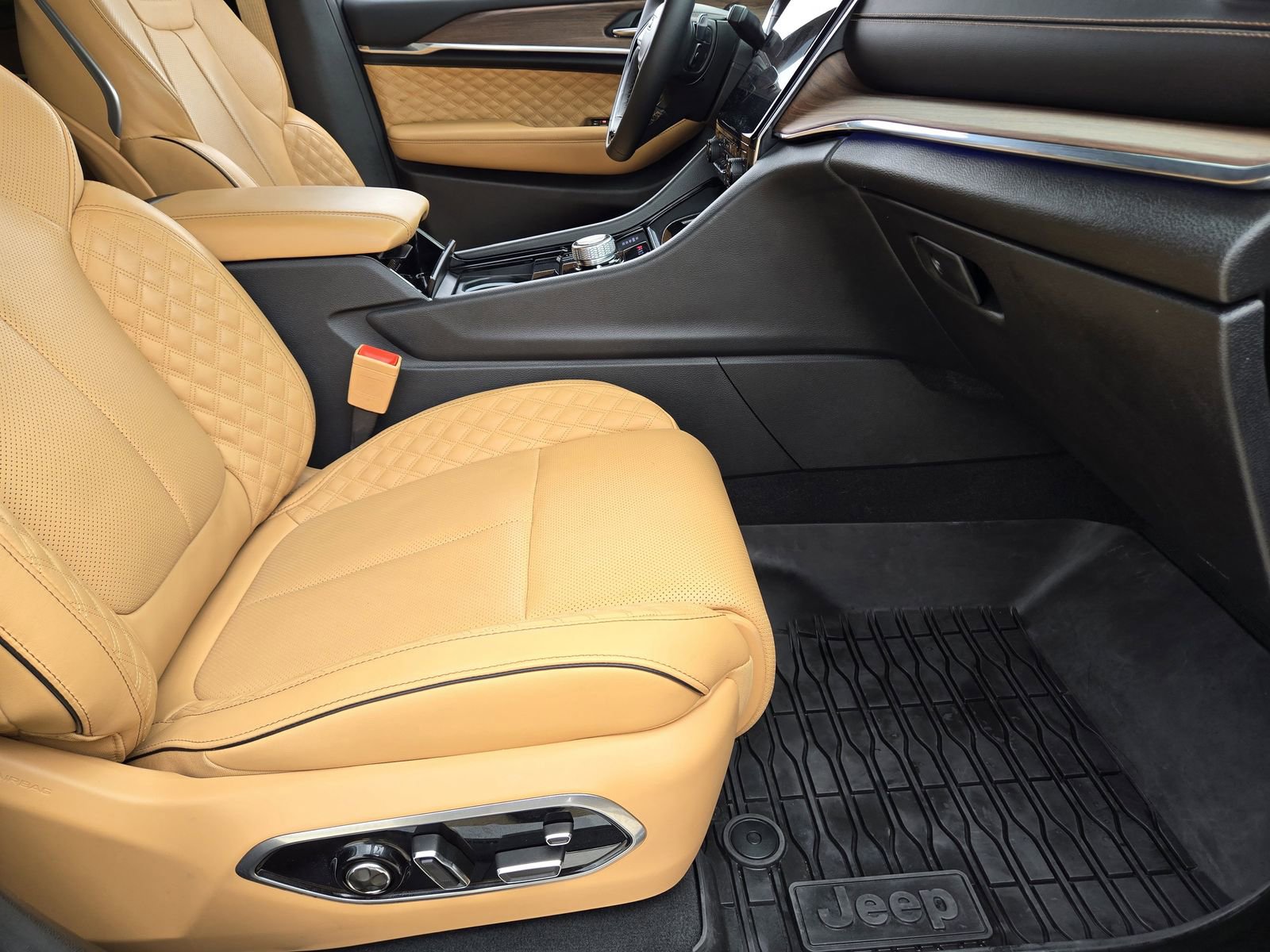 Used 2024 Jeep Grand Cherokee L Summit w/ High Altitude Package image 17