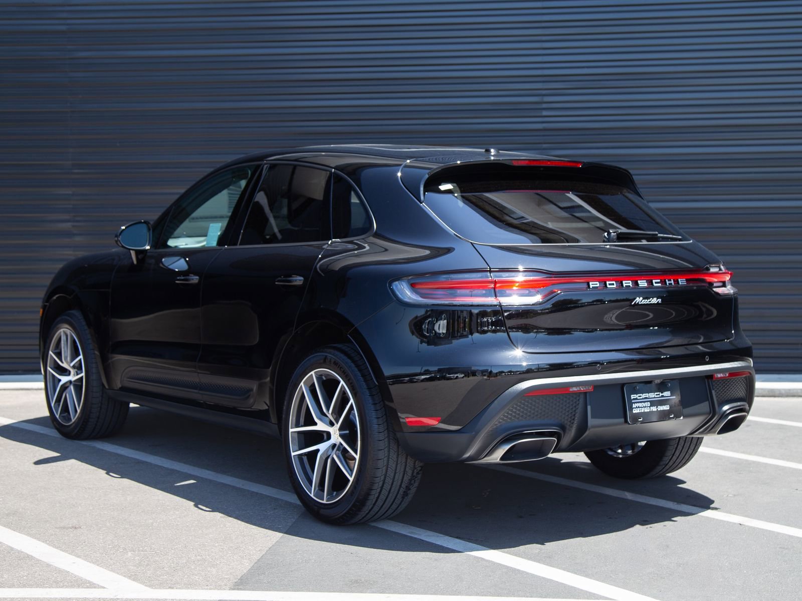 Certified 2025 Porsche Macan AWD/4WD image 3