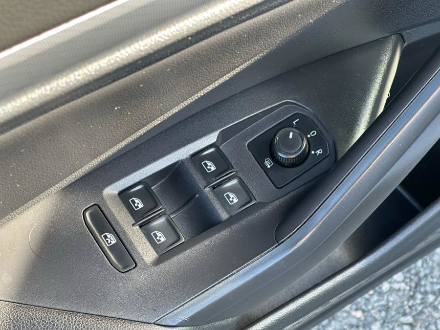 Used 2019 Volkswagen Jetta SE w/ Cold Weather Package FWD image 10