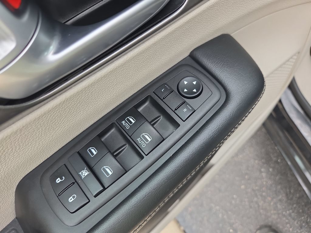 Used 2024 Chrysler Pacifica Touring-L FWD image 27