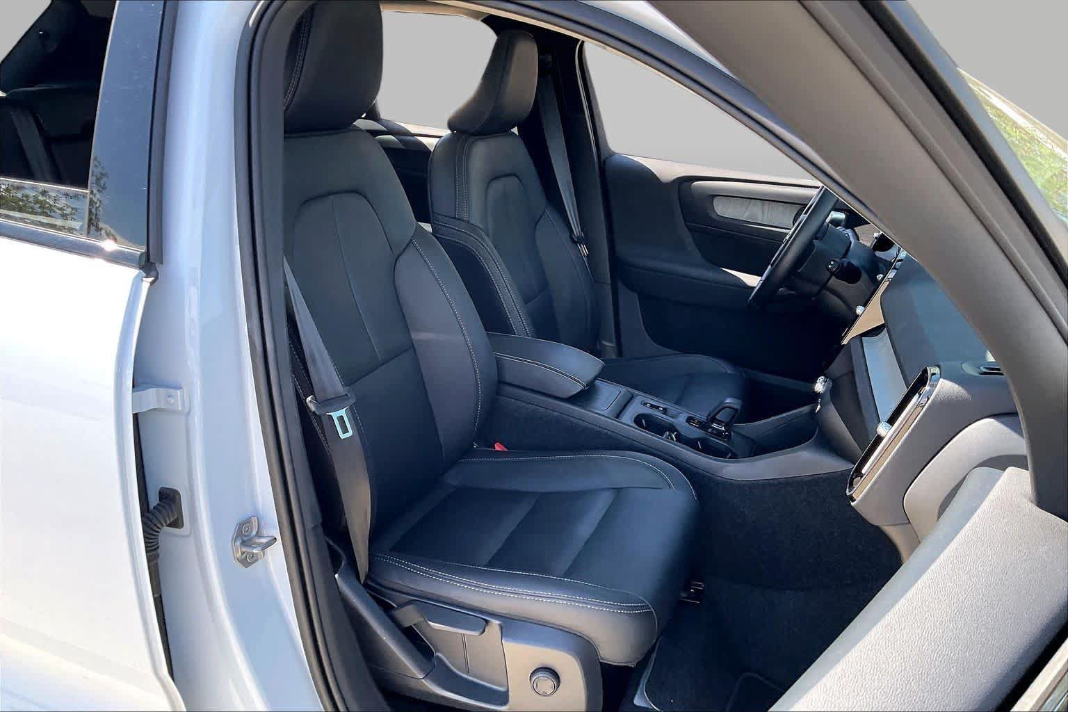 Used 2026 Volvo XC40 B4 Core FWD image 10