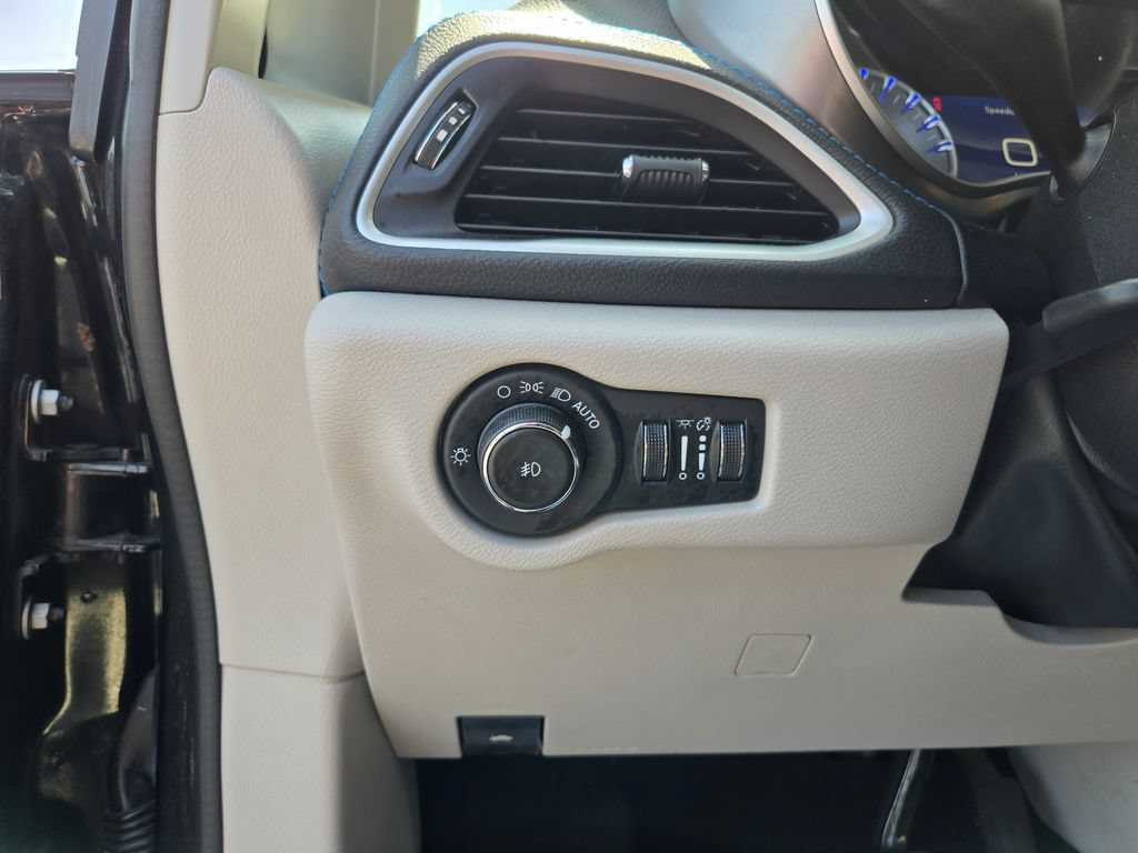 Used 2021 Chrysler Pacifica Touring-L w/ Uconnect Theater Family Group AWD/4WD image 16